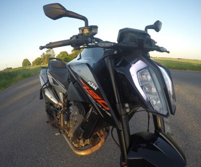 MIDDLEWEIGHT HEAVYWEIGHT: KTM 790 Duke Review