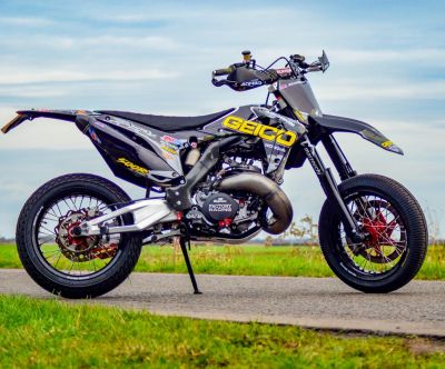 SMOKING SKILLS: HONDA CR500 SUPERMOTO