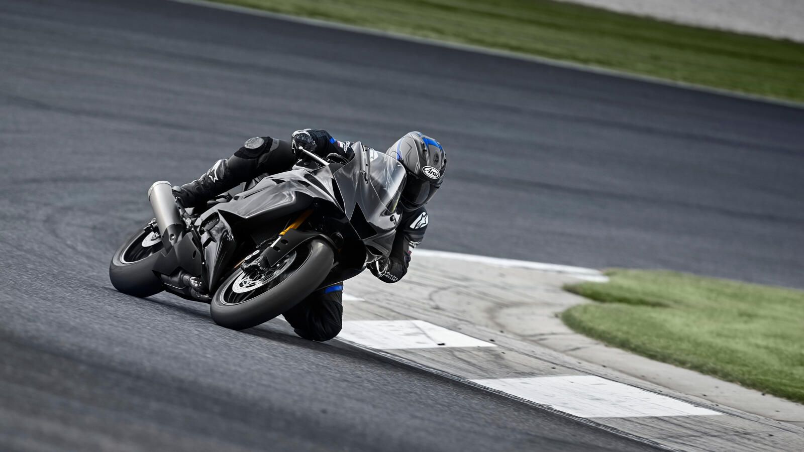 Yamaha R6 2022 Race action on circuit