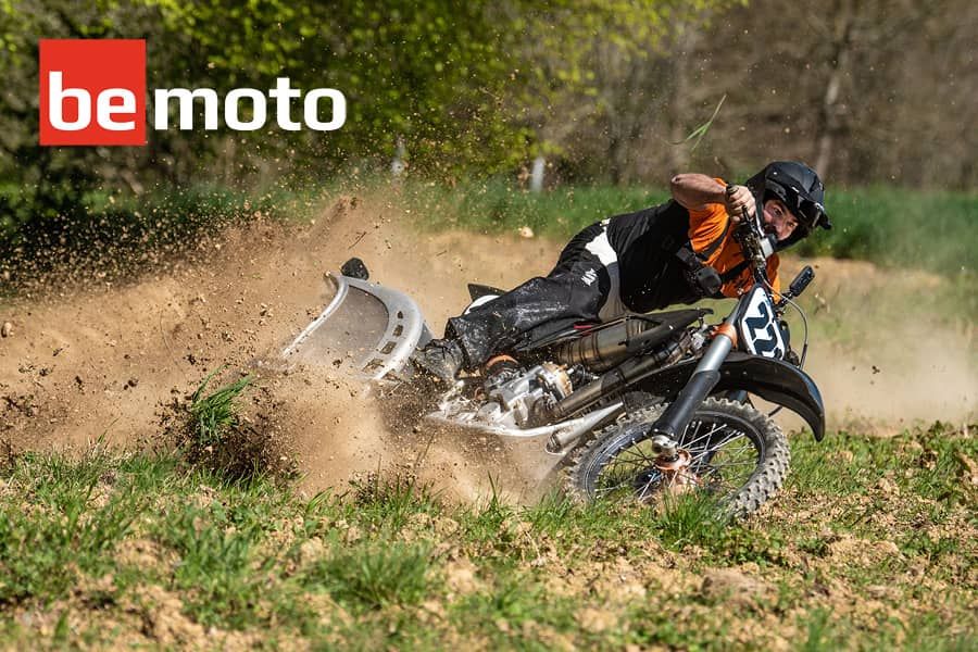 Custom CR1000 2-stroke dirt bike in action