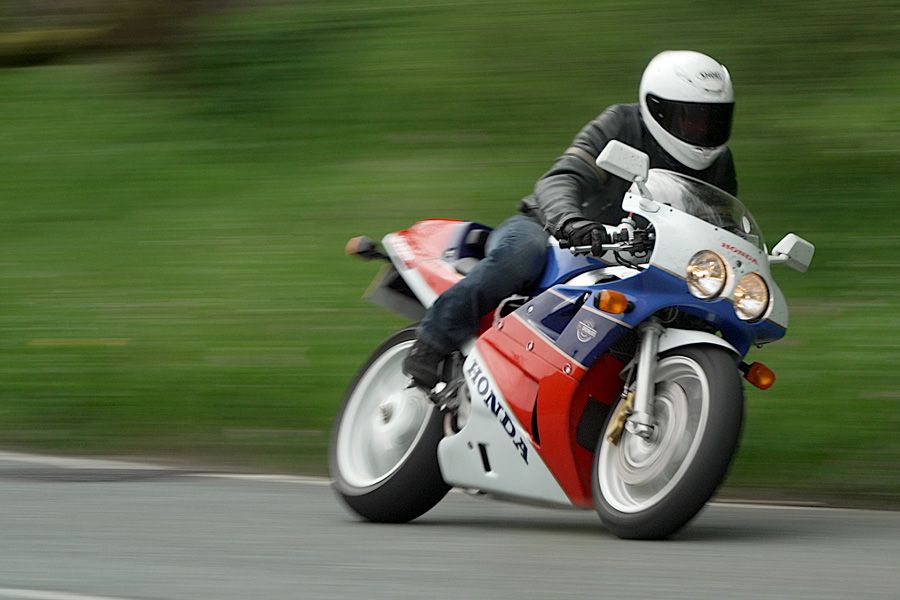 Honda RC30 VFR750R action street