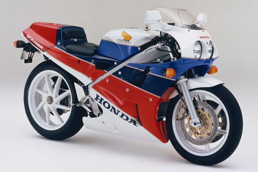 Honda RC30 VFR750R studio static