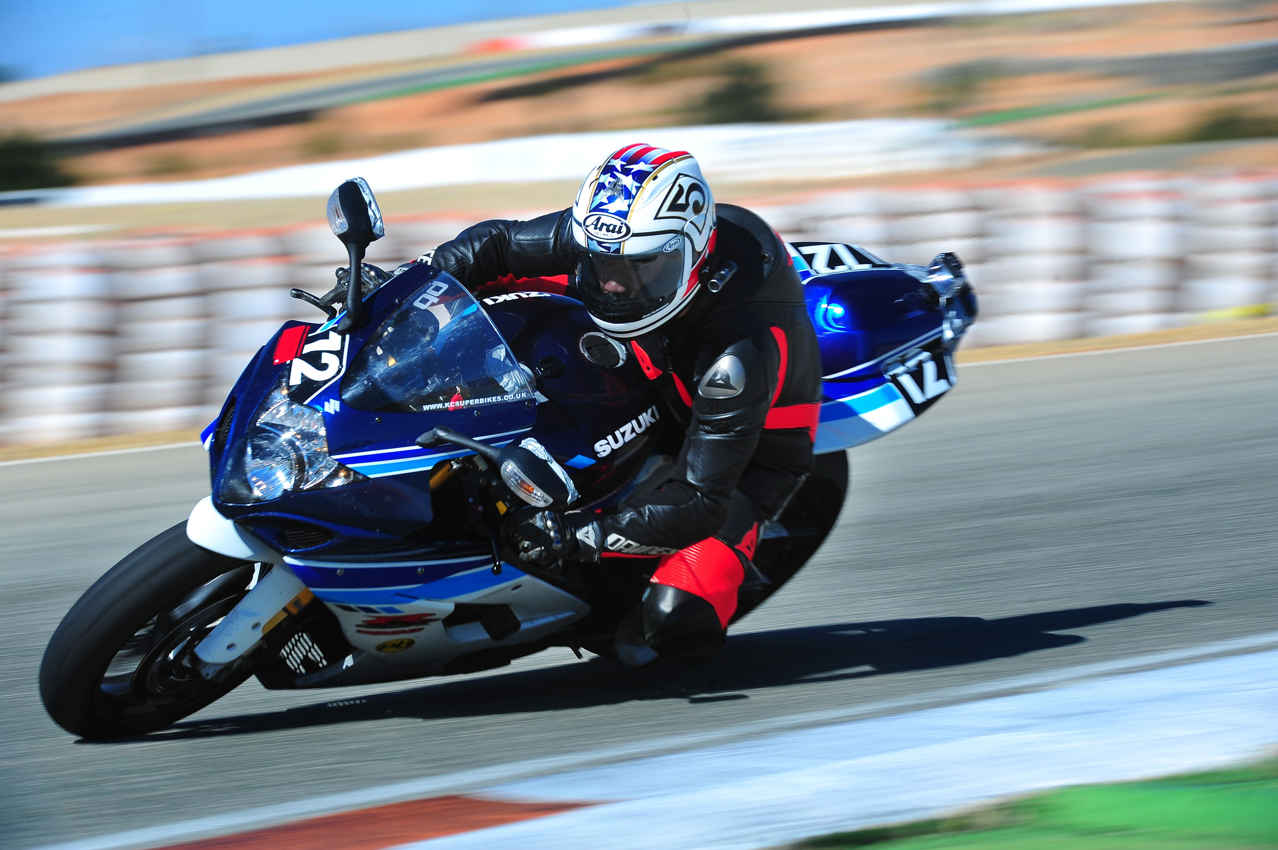 Suzuki GSX-R1000 K6 on track with Kar Lee  riding knee down