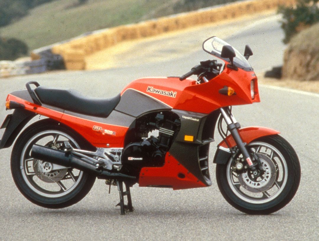 Kawasaki GPZ900R right side static