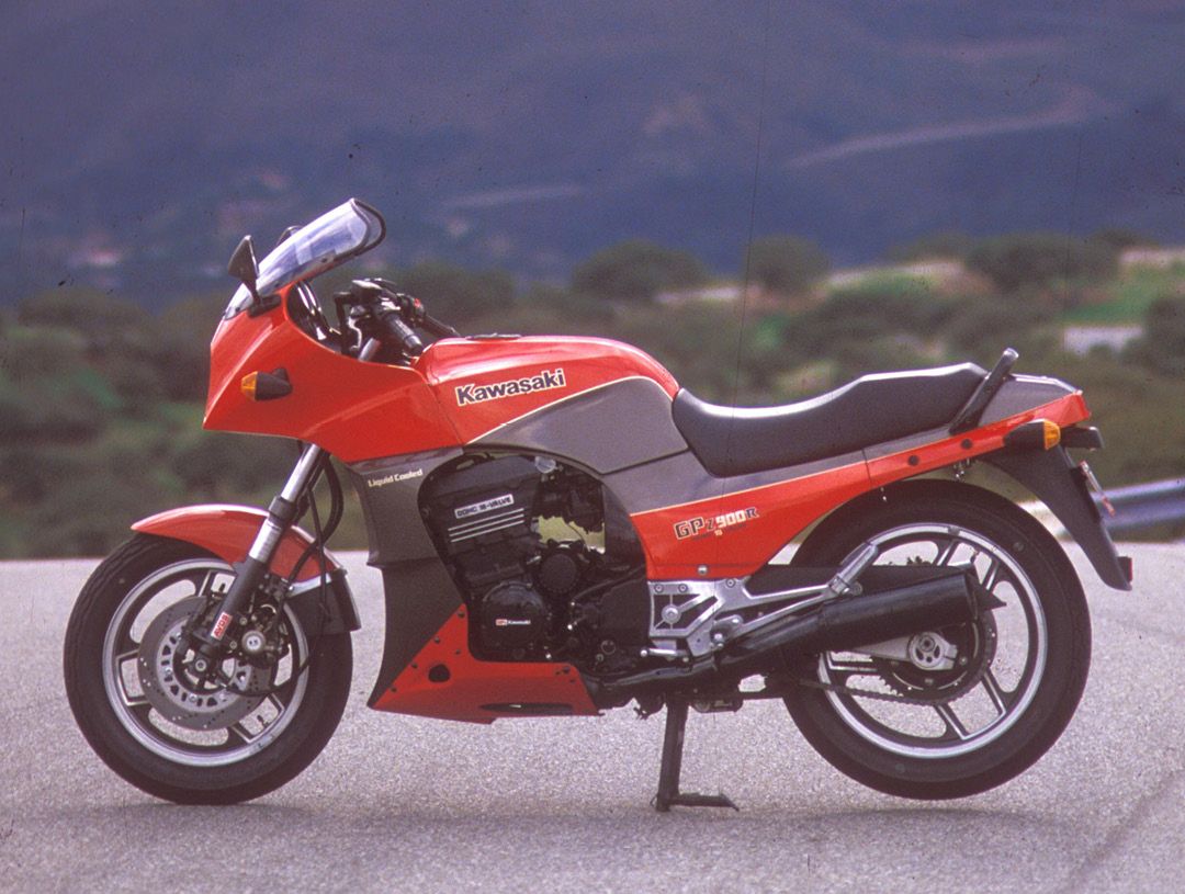 Kawasaki GPZ900R left side static