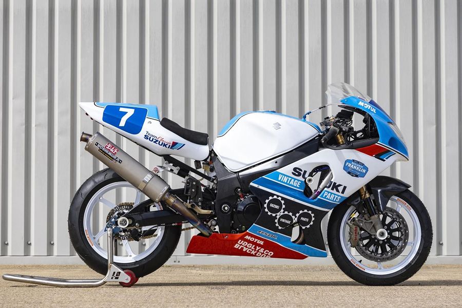 Team Classic Suzuki GSX-R1000 K1 side view