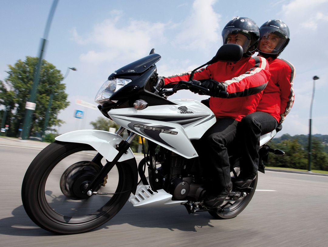 Honda CBF125 action