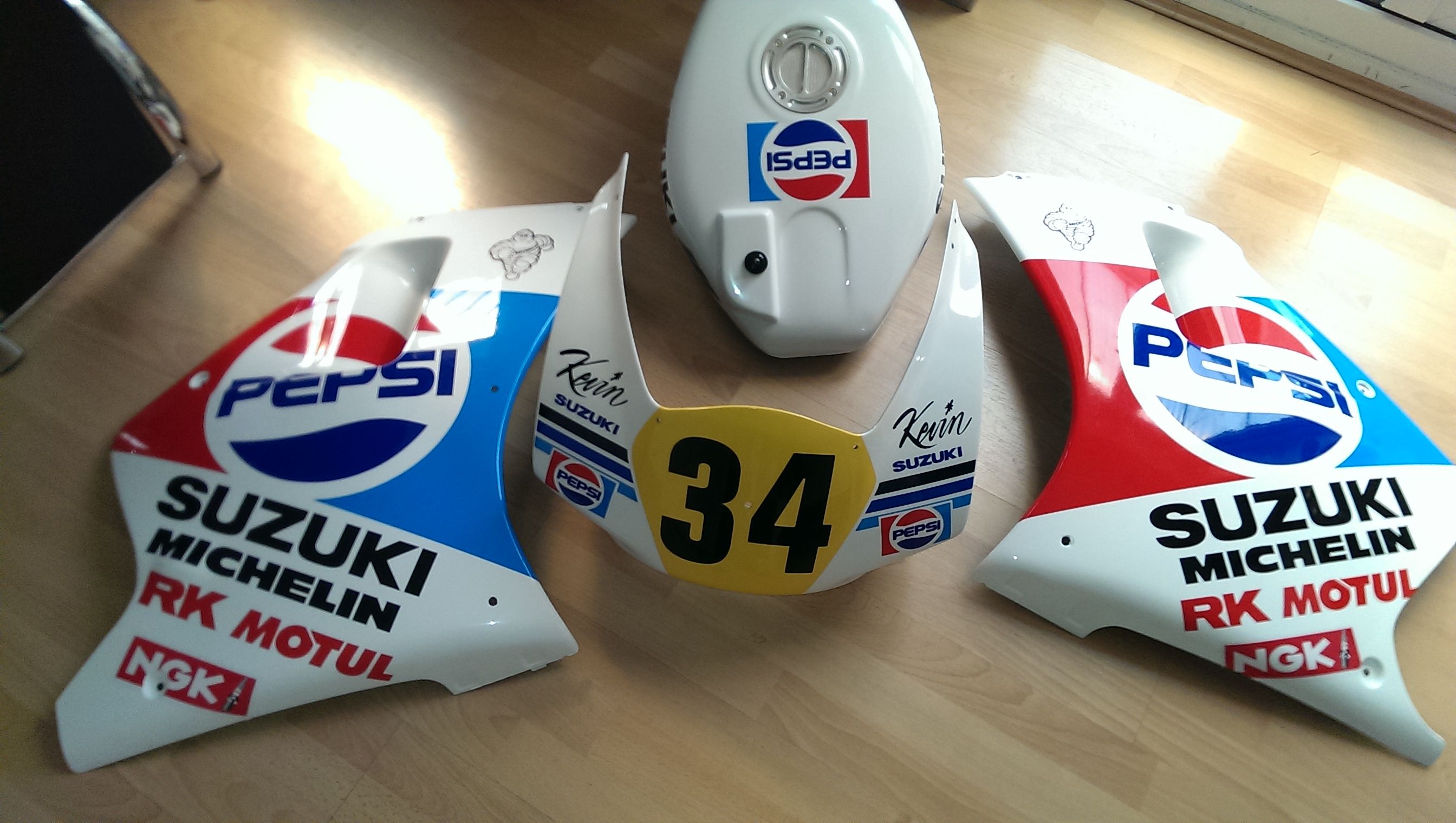 Suzuki RG500 Pepsi bodywork fairing 