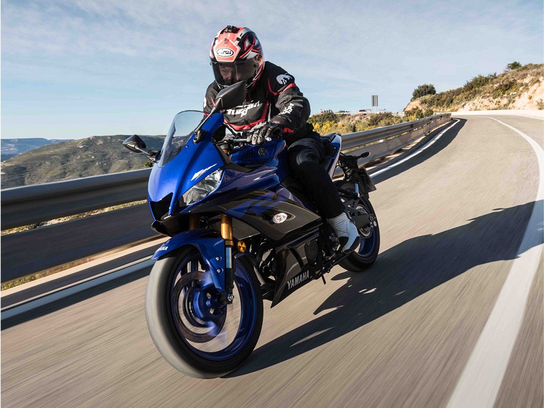 Yamaha R125 riding on the road