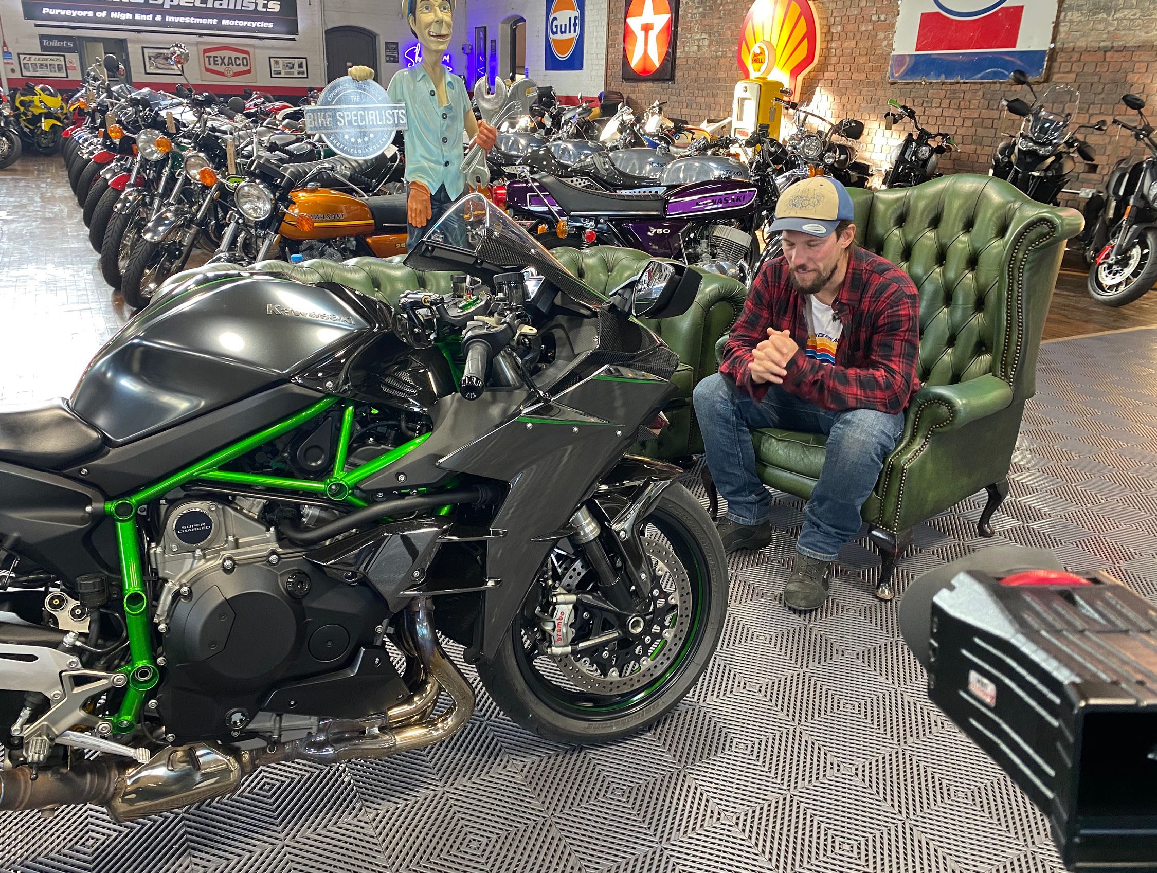 https://www.bemoto.uk/uploads/wysiwyg/kawasaki-h2-carbon-dream-rides-1-cms-listing-image-1080-815-2250x_.jpg?token=852457b0a7ed3502e73faaf16b614cbf