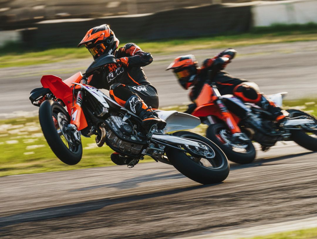 KTM 450 SMR 2023 wheelie action race 