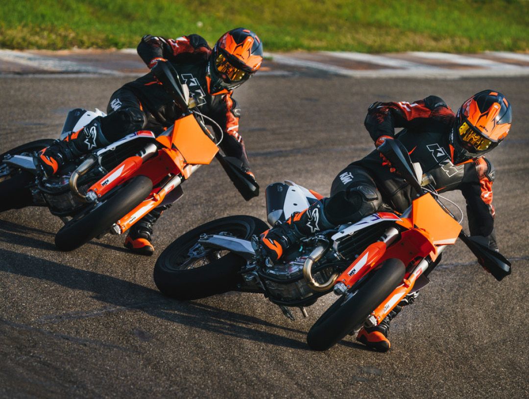 KTM 450 SMR 2023 wheelie action race 