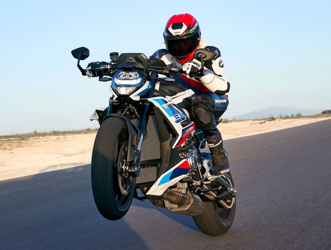 2023 BMW M 1000 R wheelie