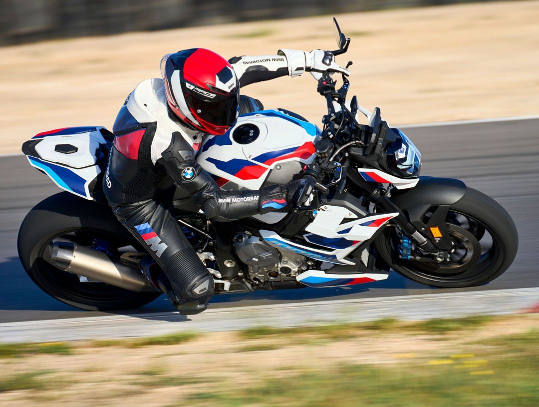 2023 BMW M 1000 R track action knee down