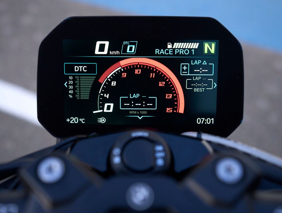 2023 BMW M 1000 R TFT display