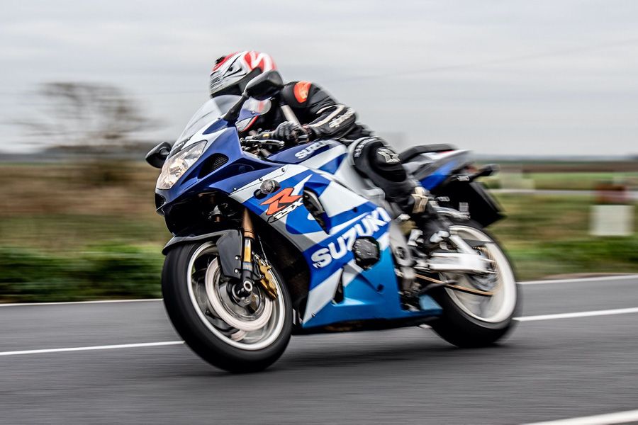 BeMoto's classic Suzuki GSX-R1000 K1 on a road test