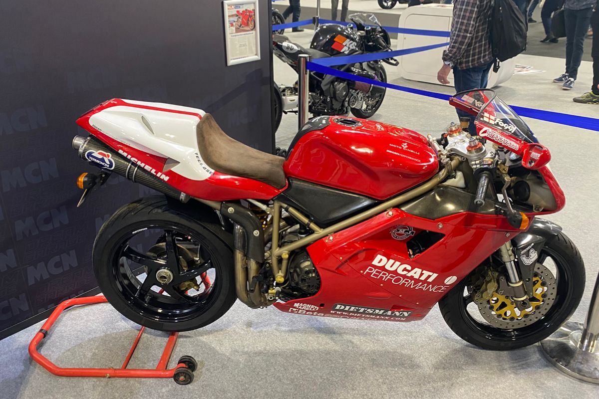 MCN Dream Garage - Ducati 916 in Red (1994)