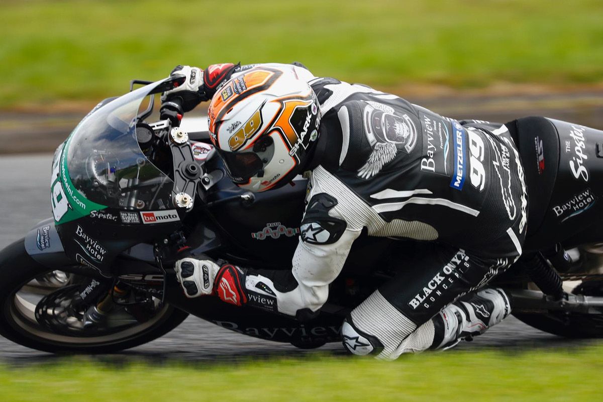 BeMoto Sponsored Racer Jeremy McWilliams riding with knee down