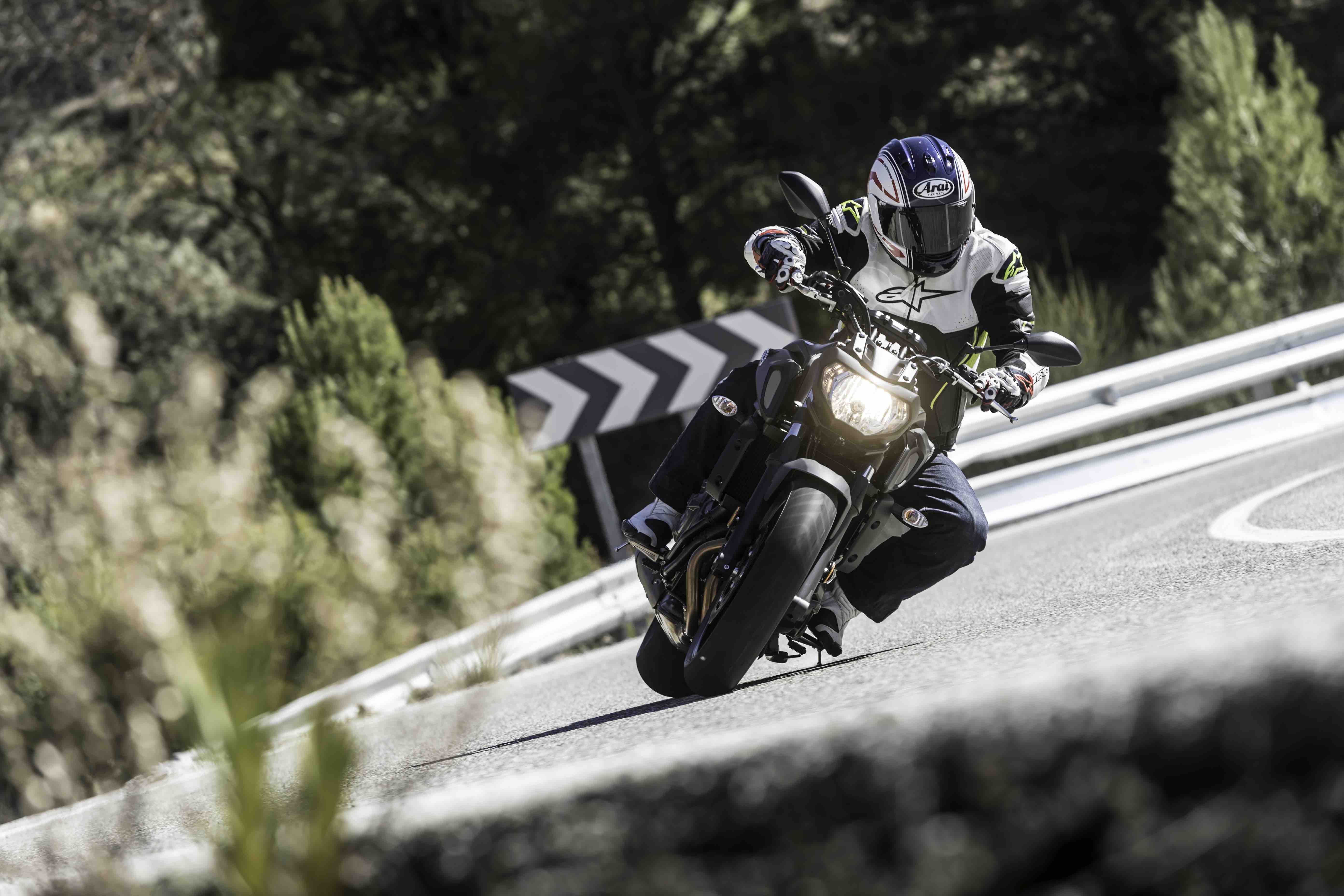 Yamaha MT07 2018 cornering