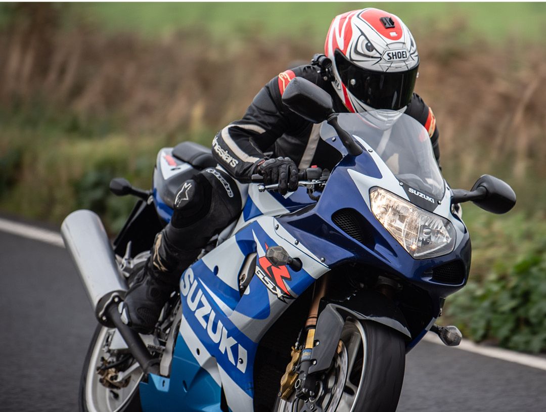 Suzuki GSX-R1000 K1 tracking shot