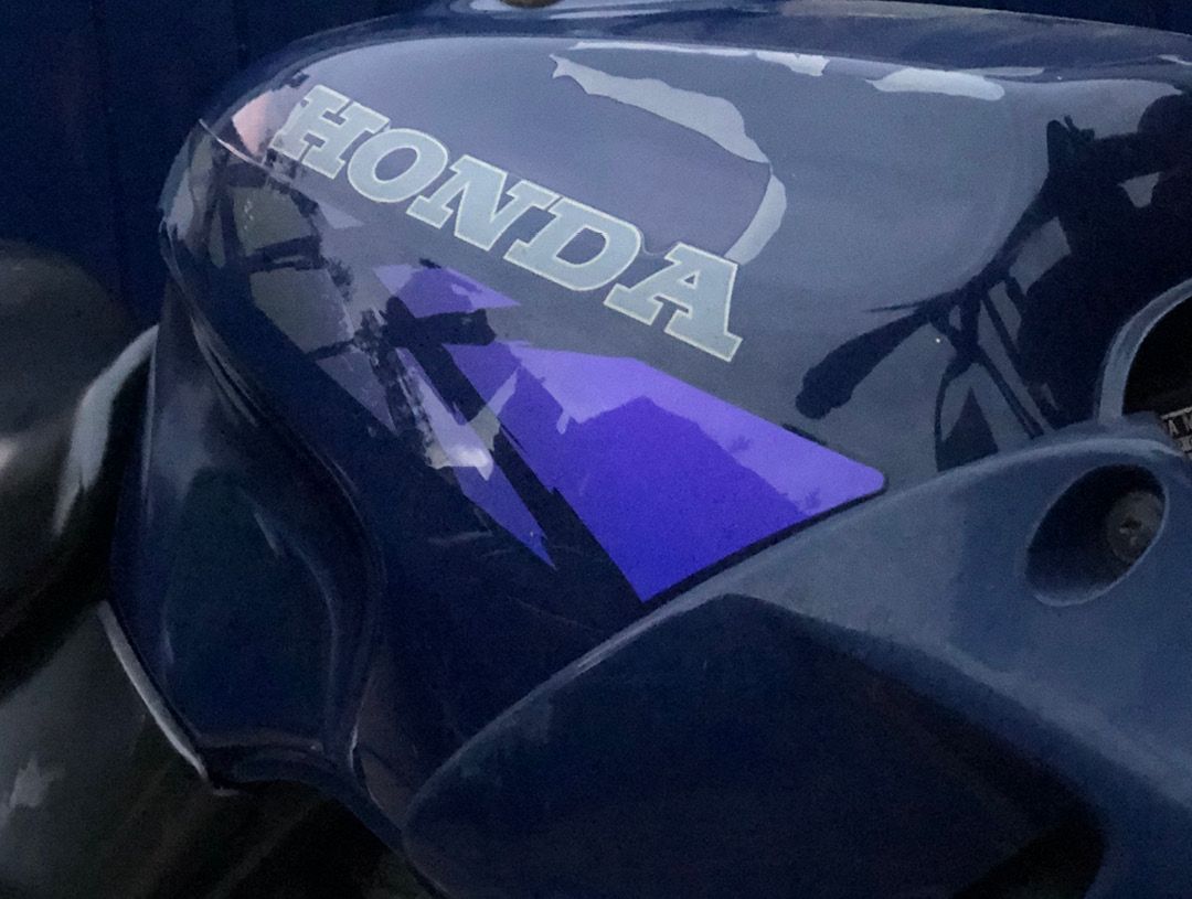 Honda CB500 1996 blue Right side static fuel tank detail