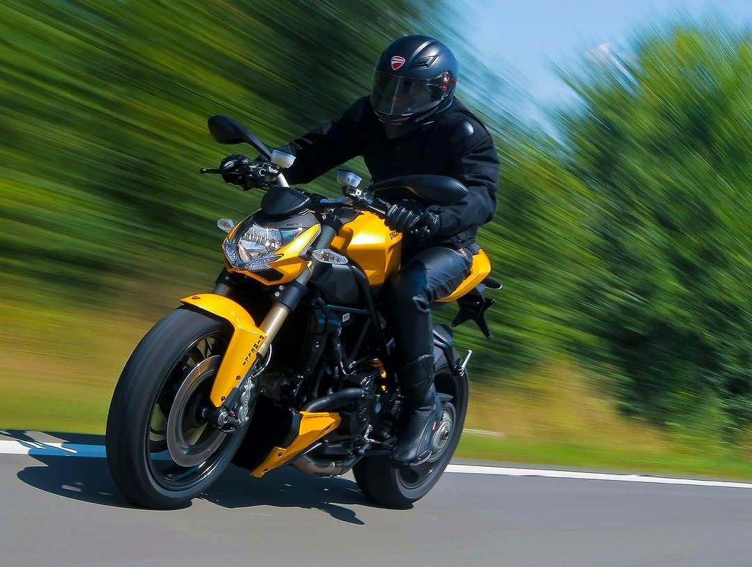 Ducati Streetfighter 848 yellow action riding