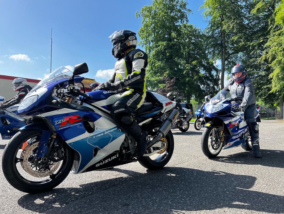 Suzuki TL1000R and Suzuki GSX-R1000 K1 Cadwell Park