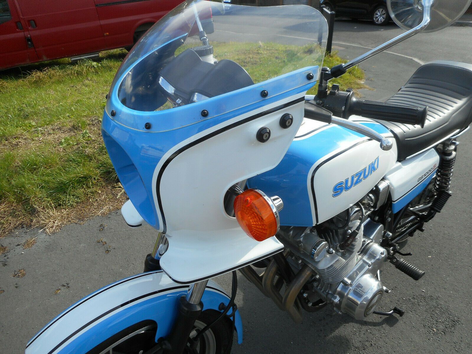 Close up photo of a Suzuki GS 1000 S in blue and white