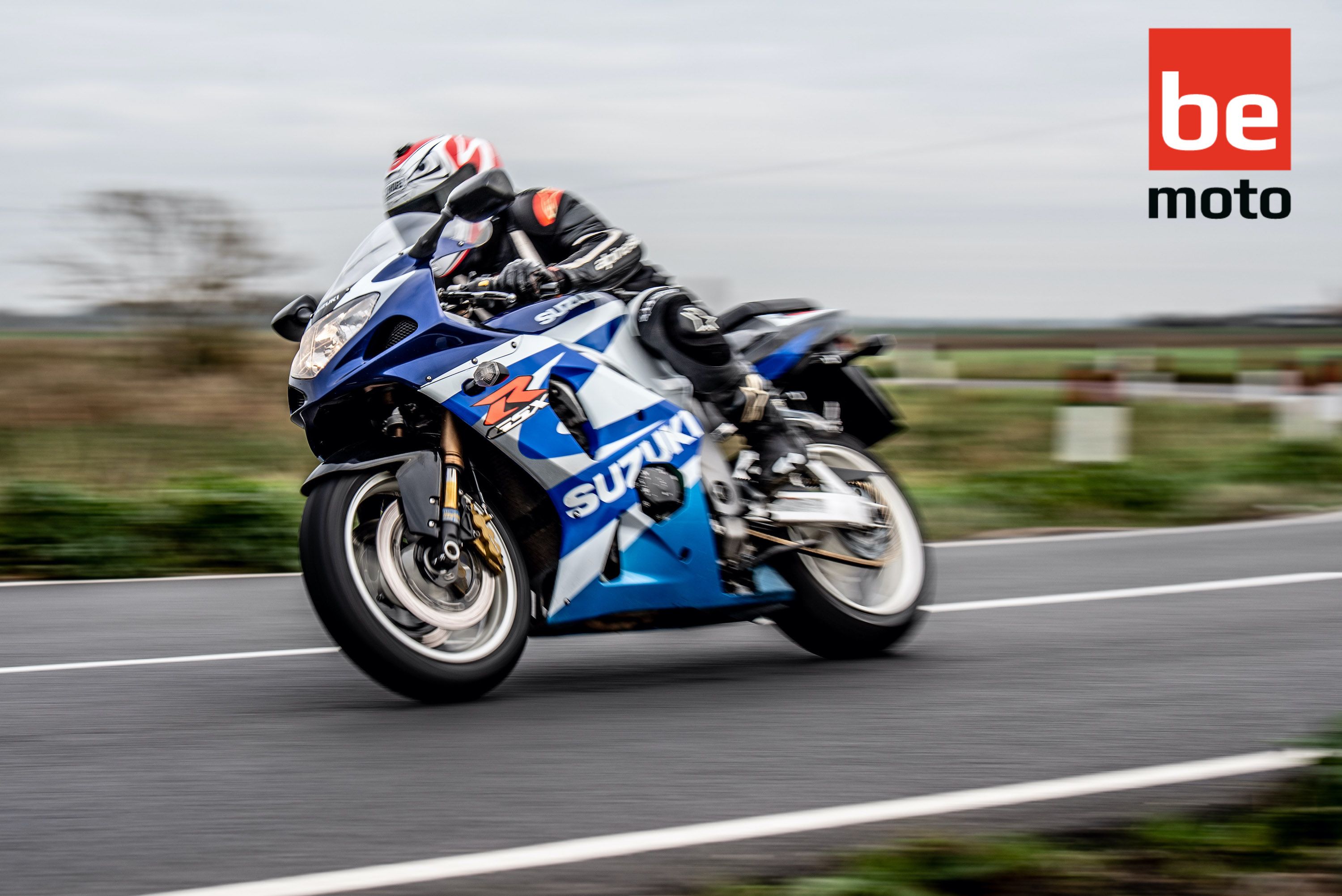 Suzuki GSX-R1000 K1 classic superbike taking a corner