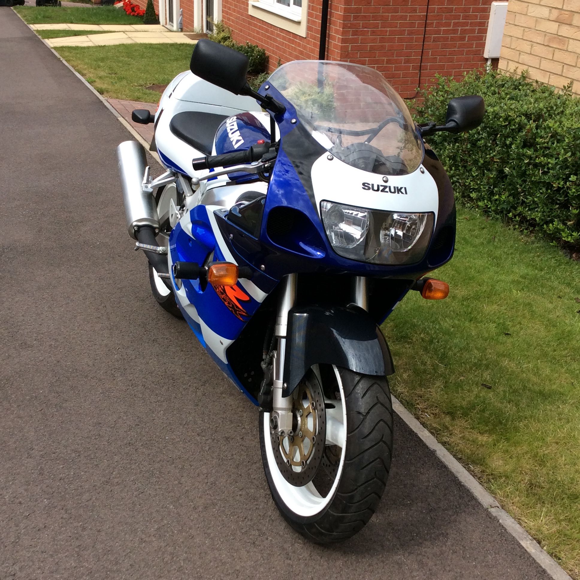 SUZUKI GSX-R750 SRAD Front view