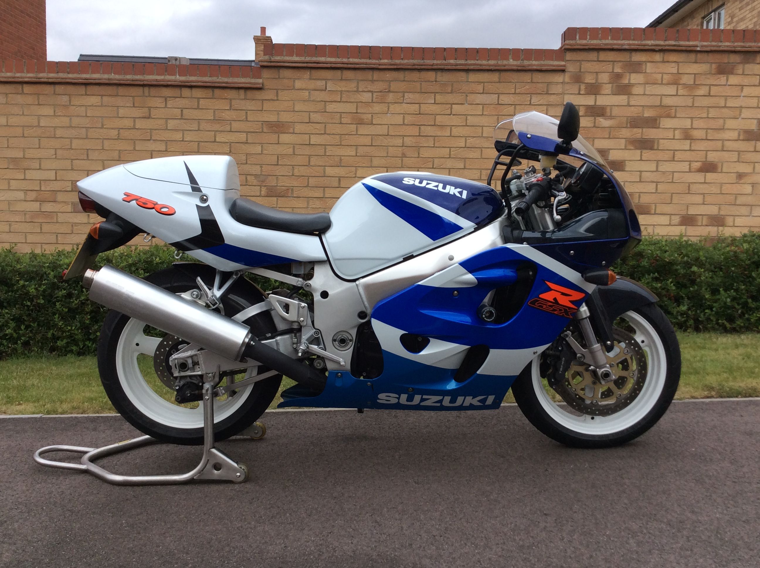 Modern Classic SUZUKI GSXR750 SRAD BeMoto