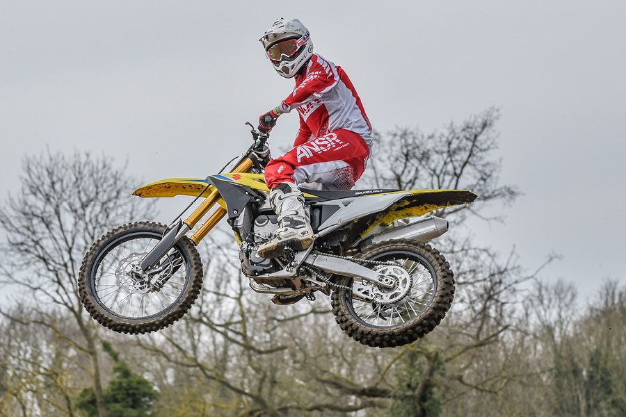 Suzuki RMZ450 jumping