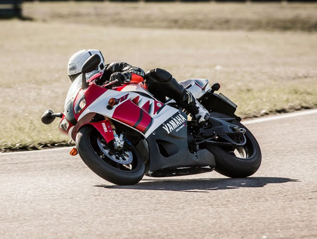 Yamaha R7 action on track