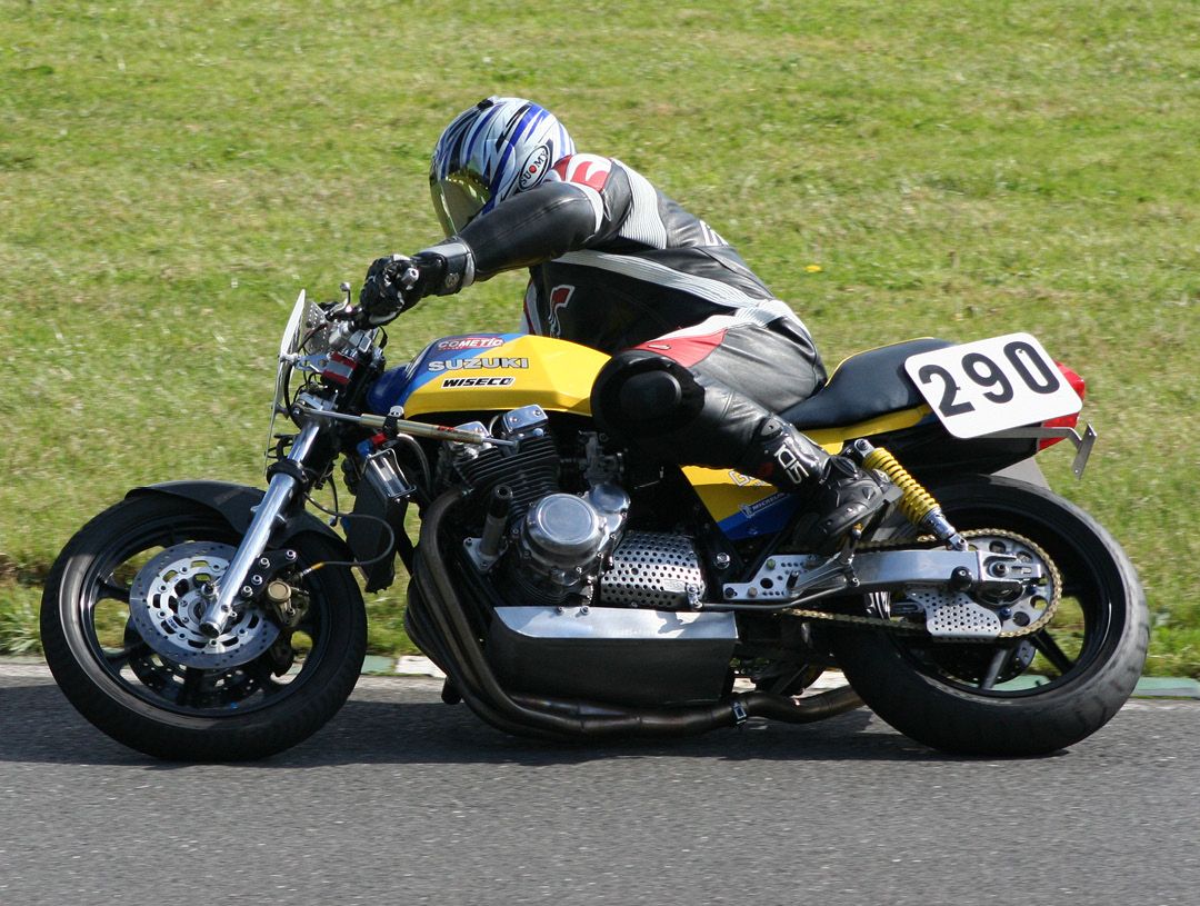 GSX1100ES racing in yellow