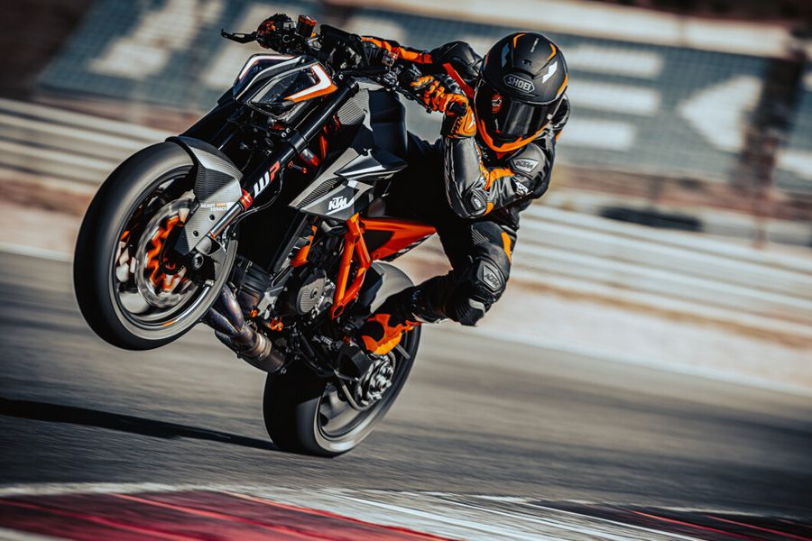 KTM 1290 SUPER DUKE RR 2023 wheelie action