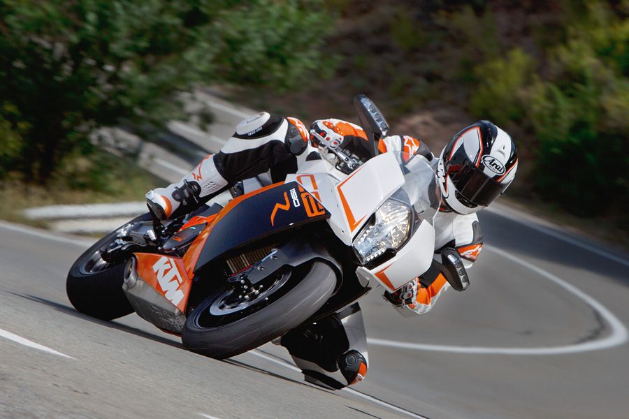 KTM RC8 R road action knee down