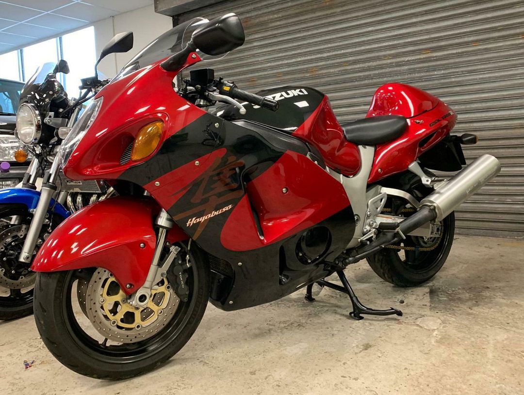 Suzuki Hayabusa GSX1300R 1999 red black left side