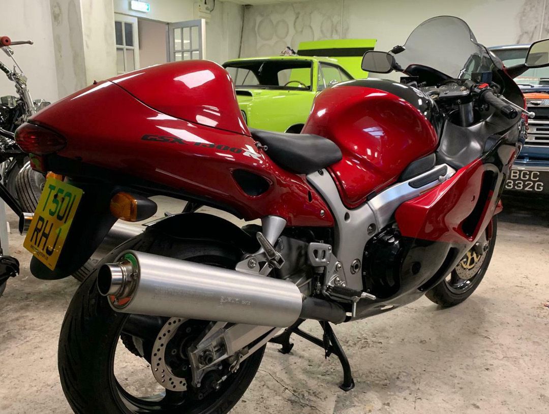 Suzuki Hayabusa GSX1300R 1999 red black rear right side