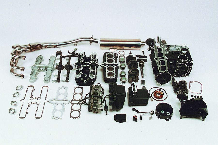Deconstructed Kawasaki ZR-7 Engine