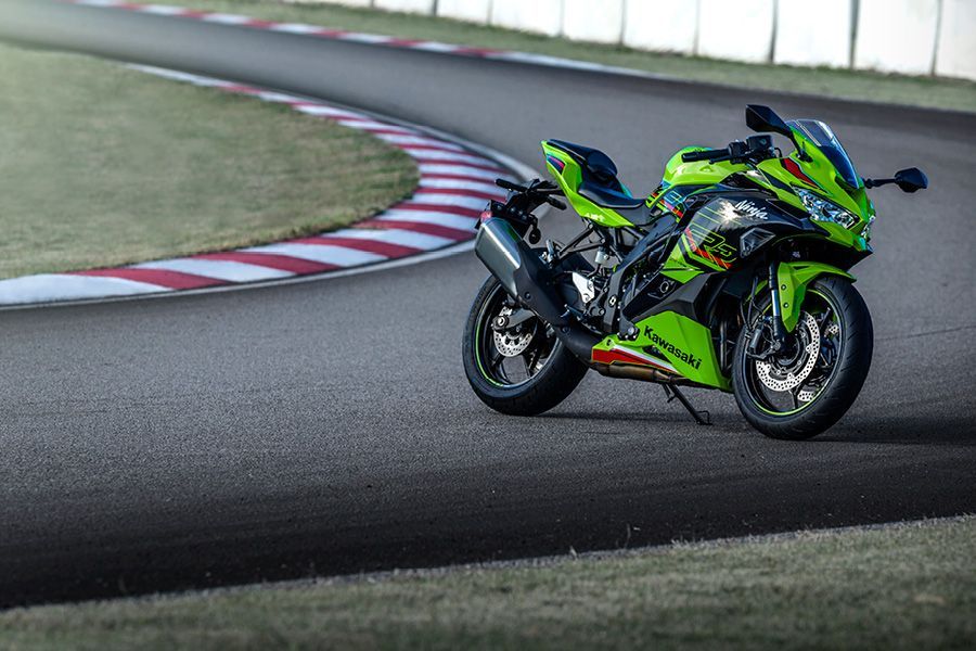 Kawasaki ZX-4R race track static ZXR400