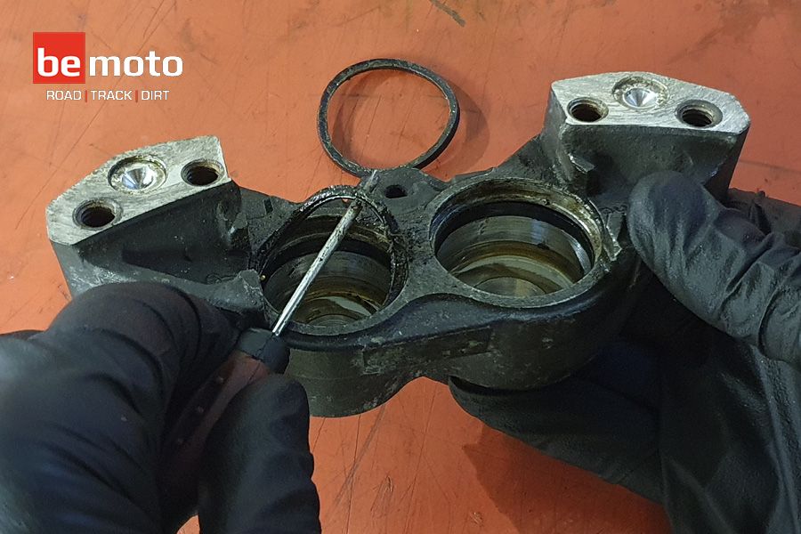 removing-calliper-seals-900-600-logo-900x_